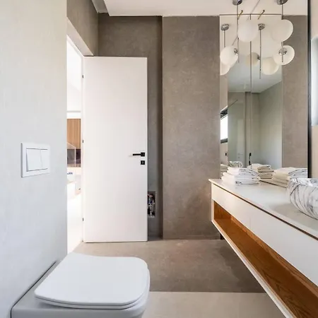 Luxury 4 Bedroom W Pool