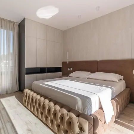 Luxury 4 Bedroom W Pool Hotel *