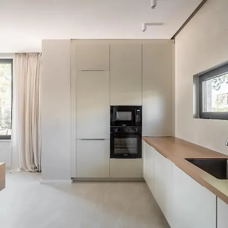 Luxury 4 Bedroom W Pool * Plazhi San Pietro