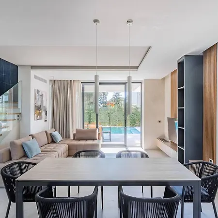 Luxury 4 Bedroom W Pool *