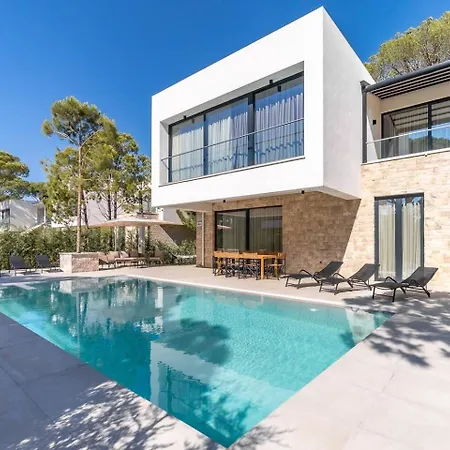 Luxury 4 Bedroom W Pool Plazhi San Pietro